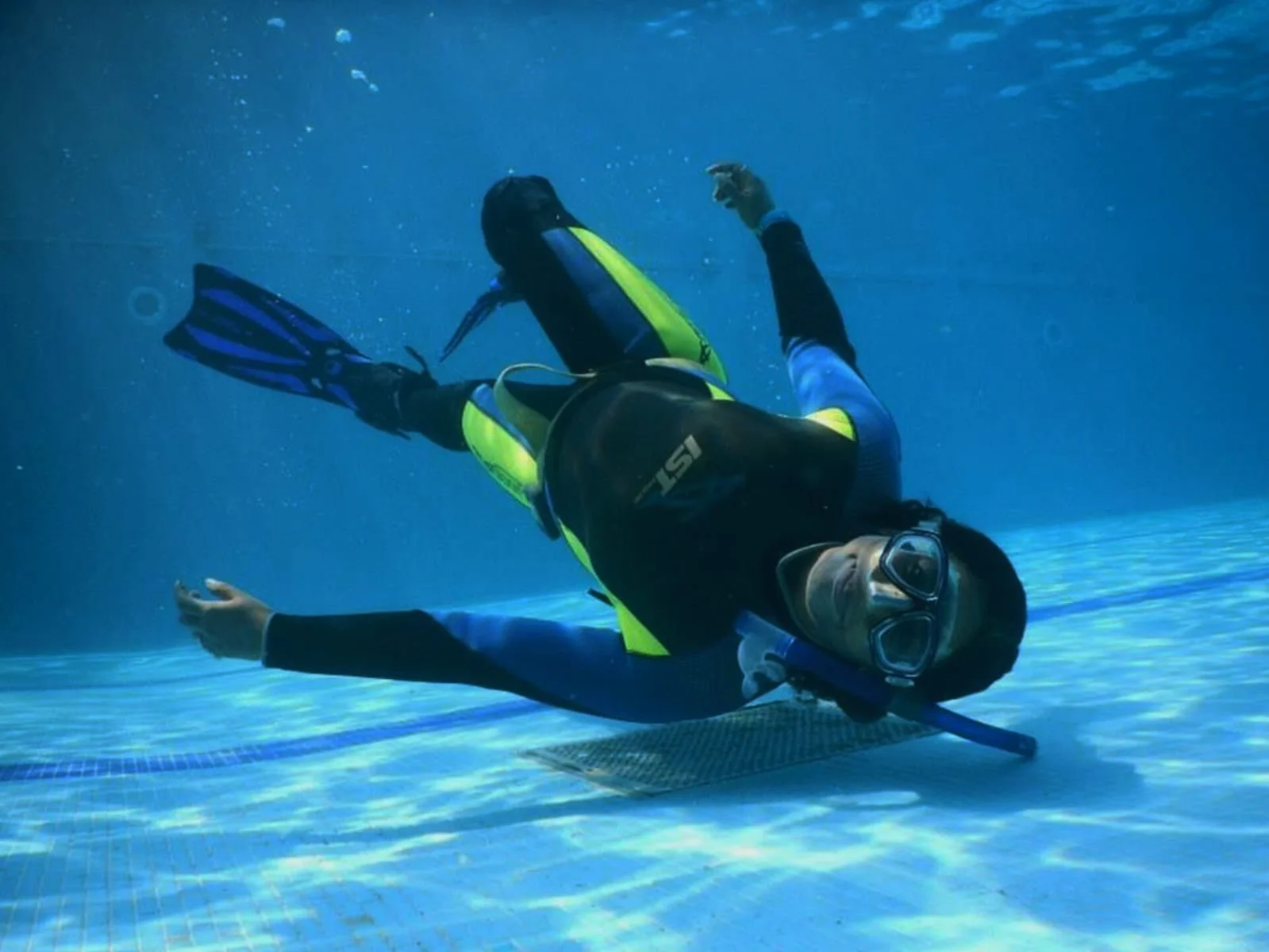 Scuba instructor Kanika diving
